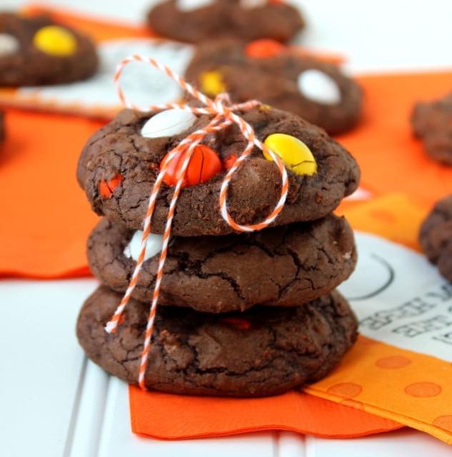 Biscotti Brownie con M&M's al Cioccolato Bianco e Caramelle al Mais | La Saponetta Suburbana