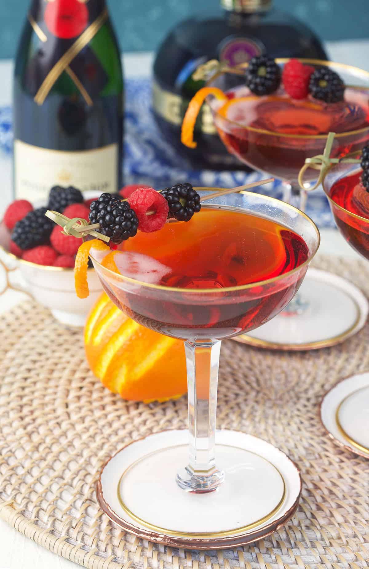 Classico Kir Royale 2 Bicchiere di Kir Royale guarnito con frutti di bosco.