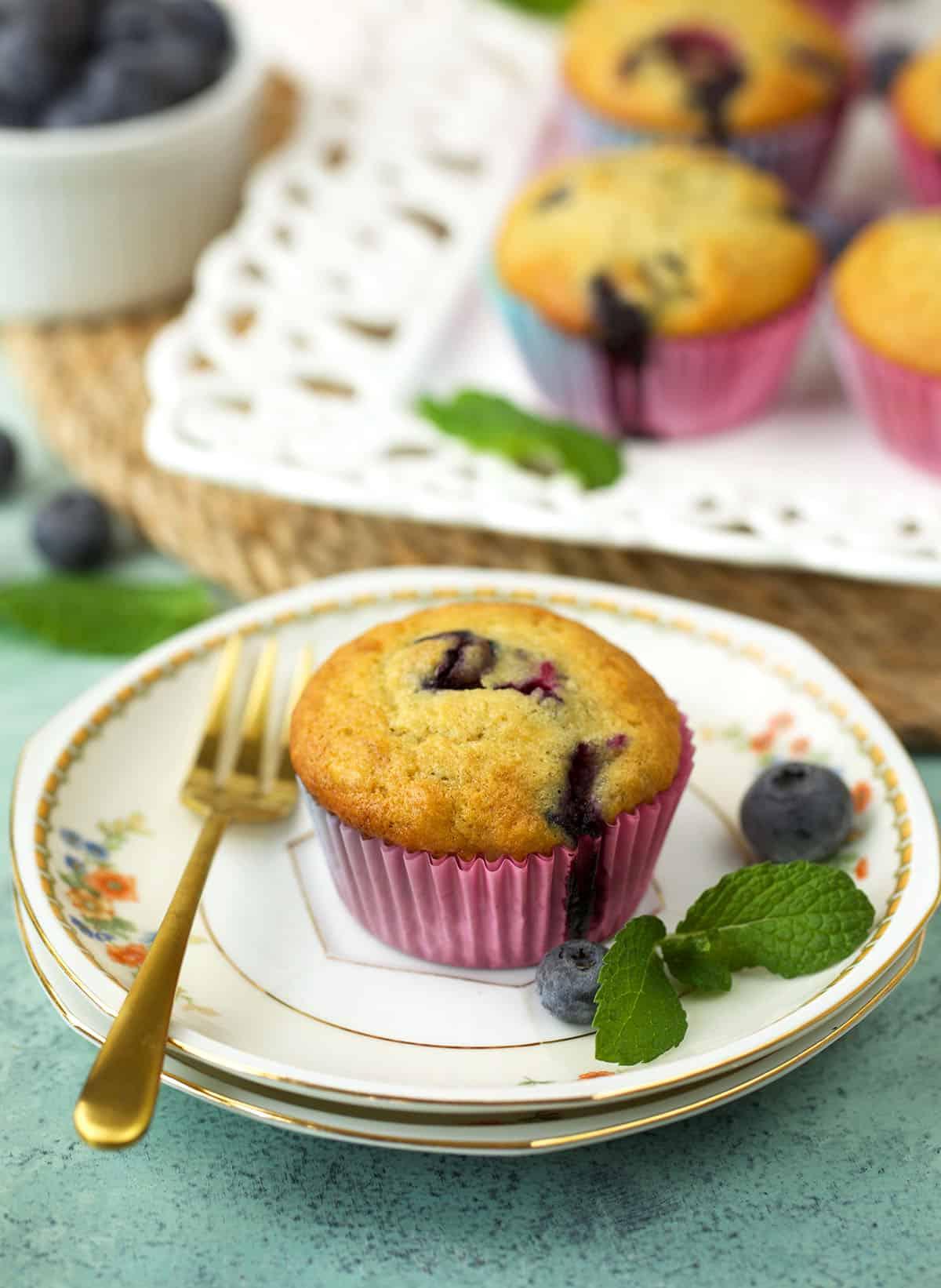 Muffin ai Mirtilli e Banana 2 Muffin umido di banana e mirtilli su un piatto