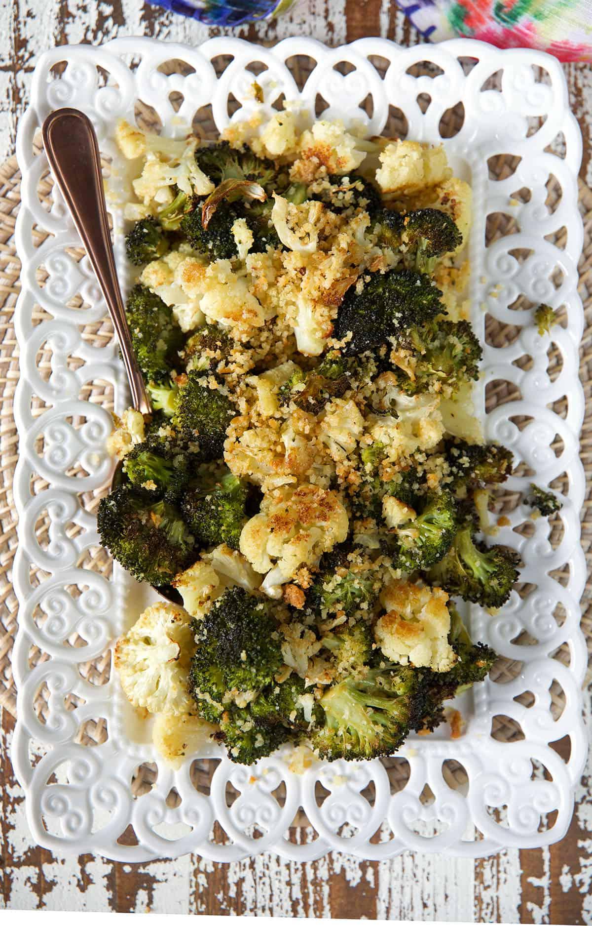 Facile Broccoli e Cavolfiore Arrostiti 2 Una grande porzione di broccoli e cavolfiore arrostiti è presentata su un vassoio di servizio bianco.