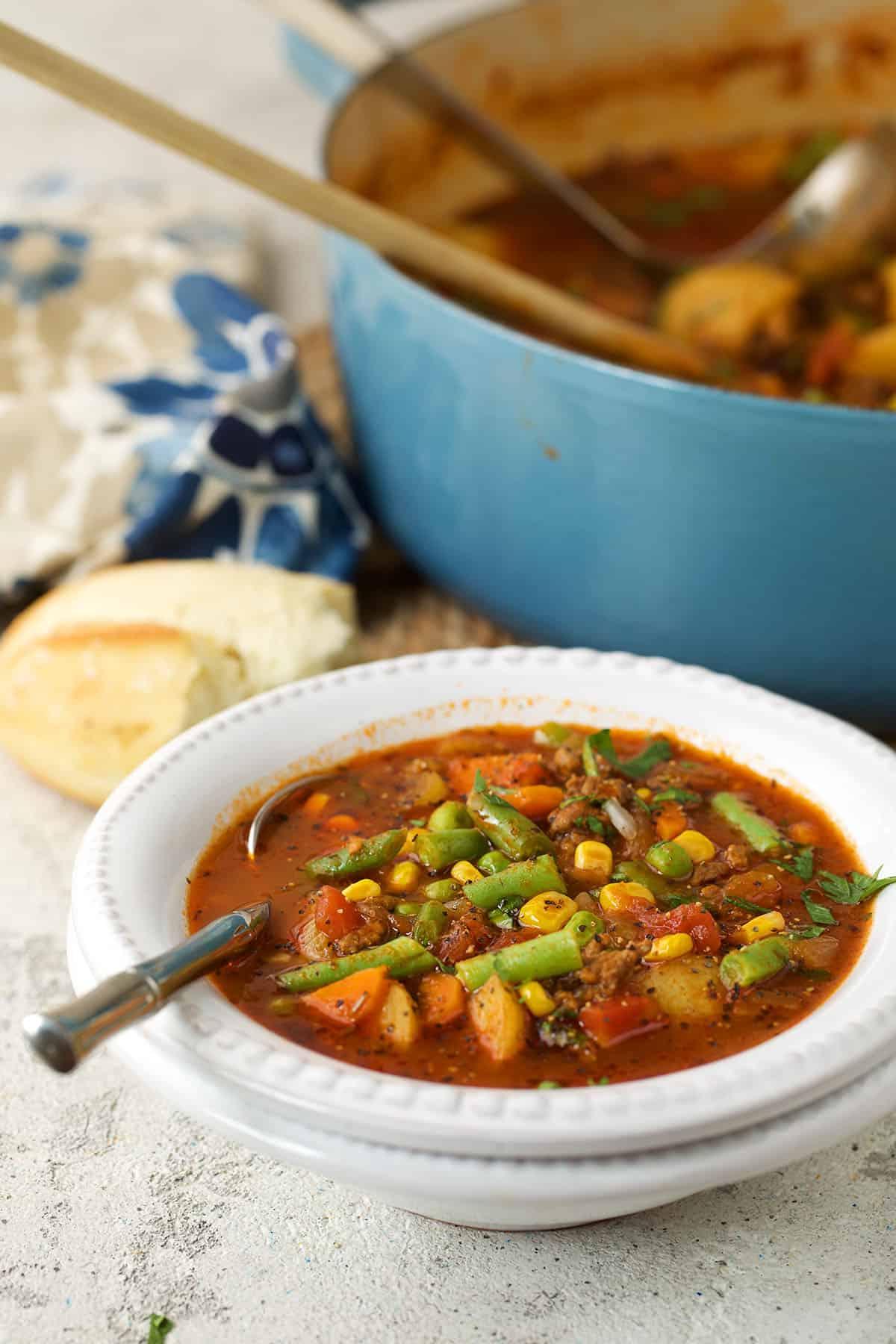 La migliore ricetta di zuppa di hamburger 2 Zuppa di hamburger in ciotola con cucchiaio