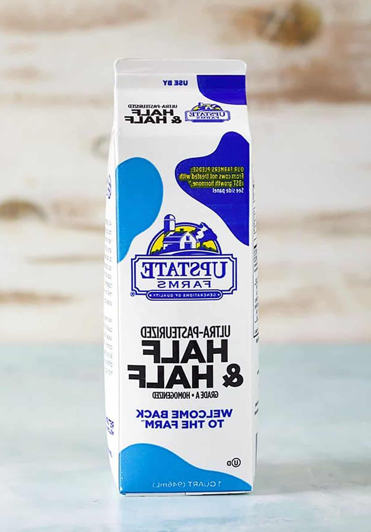 **Cos'è il Latte e Panna (e come prepararlo da zero!)** 2 Cartone di Half and Half su uno sfondo blu.