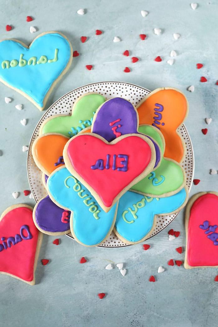 Ricetta dei Biscotti di Zucchero di San Valentino 2 Piatto con biscotti di zucchero a forma di cuore per San Valentino.