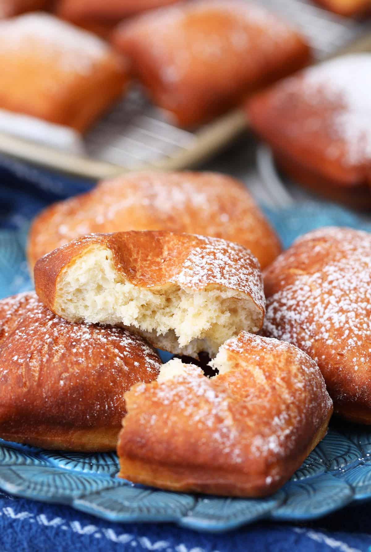 Facili Bignè di New Orleans 2 Beignets fatti in casa impilati su un piatto