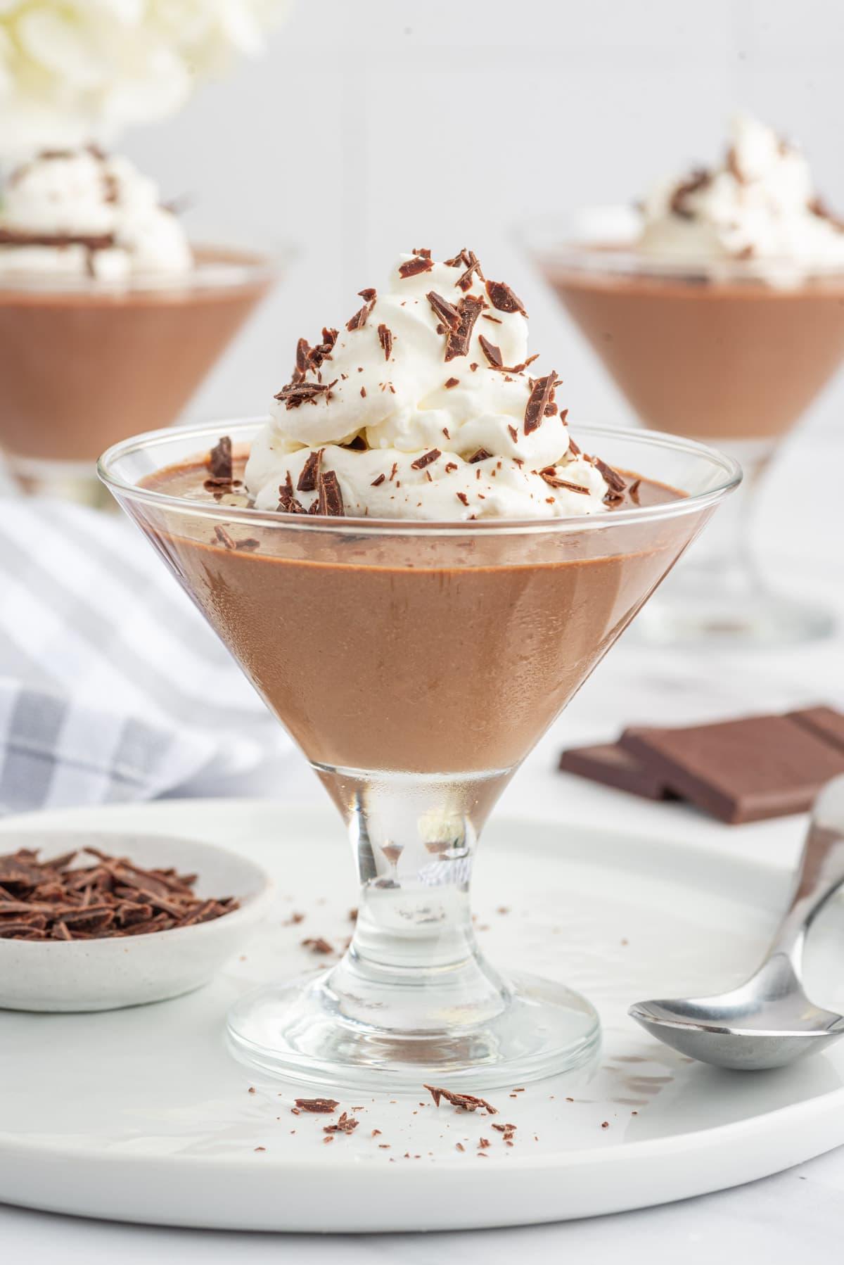 Pot de Crème al Cioccolato 2 Diversi bicchieri di Pot de Crème al cioccolato sono posizionati su un bancone bianco.
