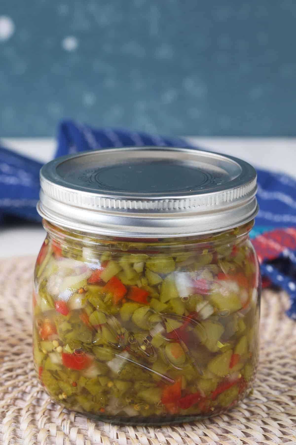 Salsa di Sottaceti Fatta in Casa 2 Un barattolo di salsa di cetriolini è posizionato su una tovaglietta.