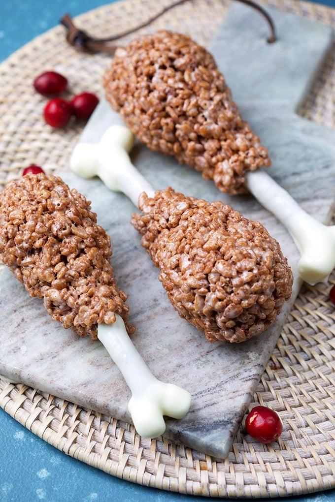 Cosce di tacchino di riso soffiato 2 Cosce di Tacchino di Rice Krispies su un tagliere di marmo.