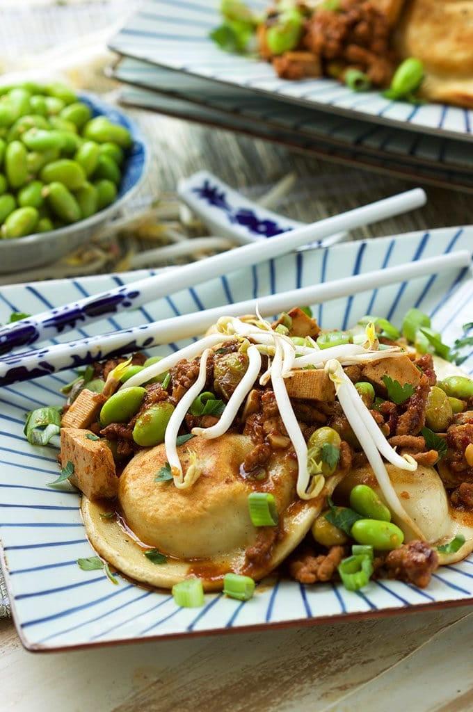 Pronti in meno di 30 minuti, questi Pierogi Facili in Stile Szechuan sono un'ottima cena per tutta la famiglia! | TheSuburbanSoapbox.com