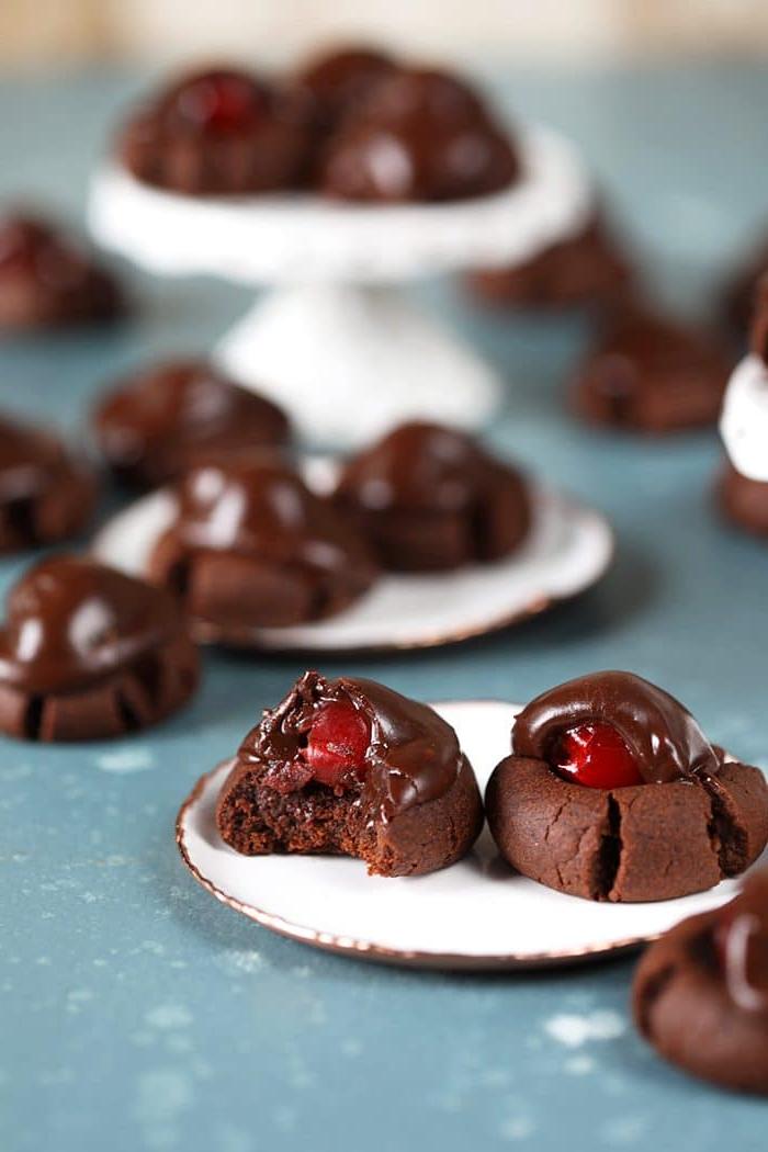 Biscotti al Cioccolato e Ciliegie con un morso su un piatto bianco.