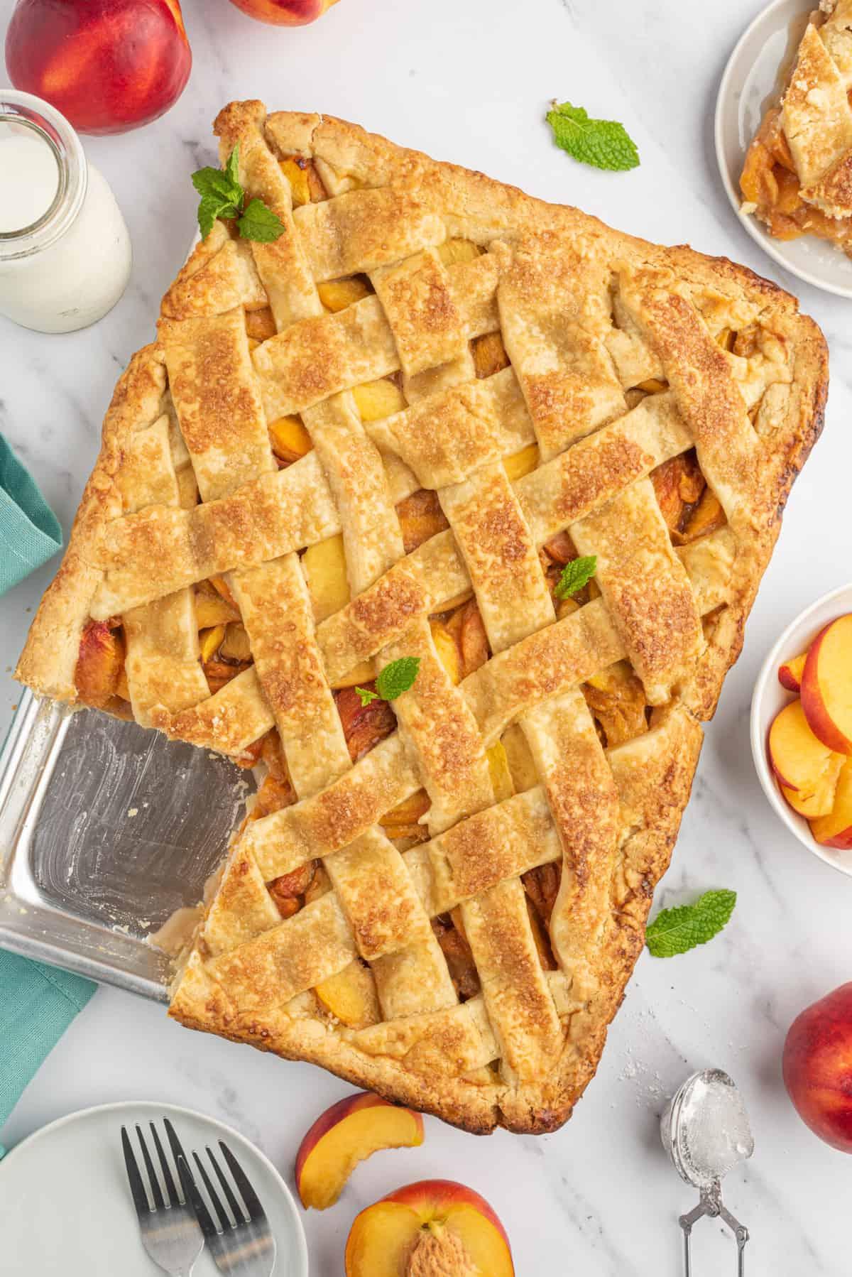 Facile Torta Classica di Pesche in Teglia 2 Una torta di pesche su teglia con un pezzo mancante.