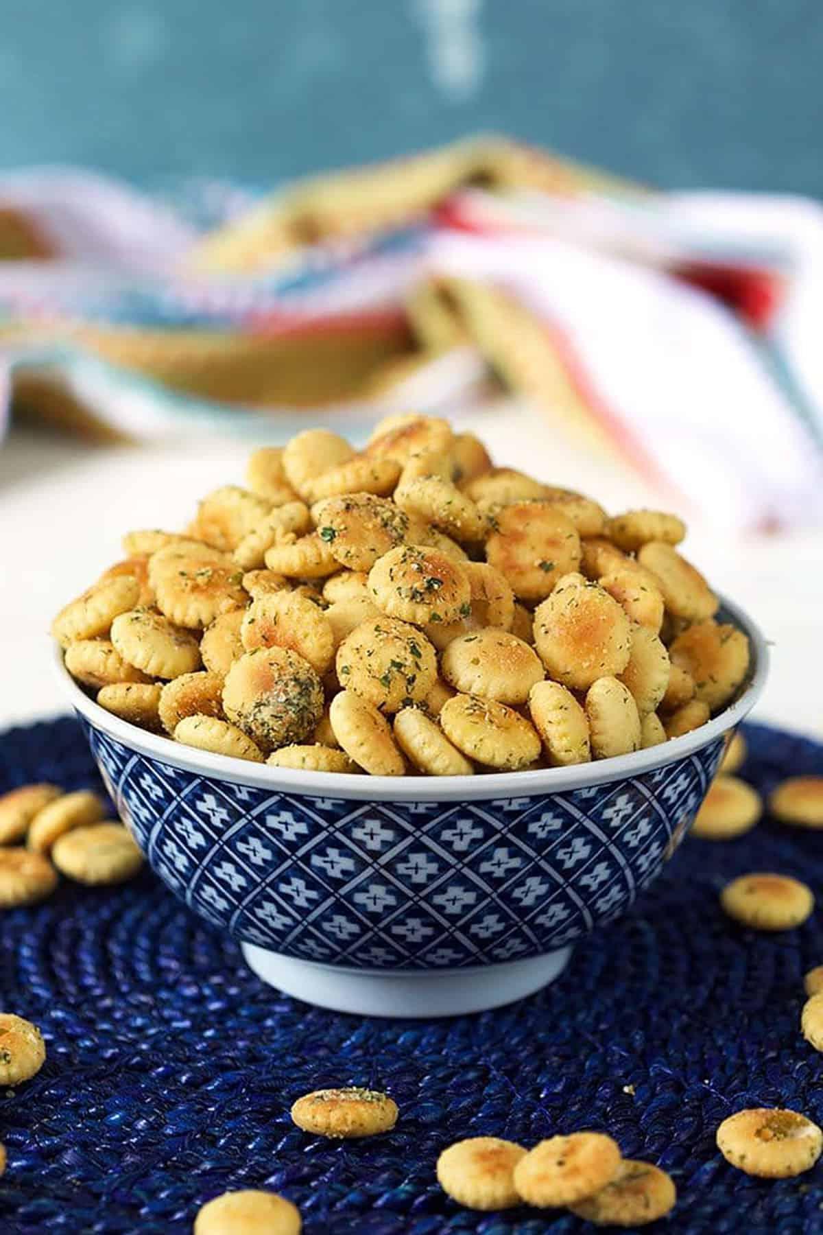 **Facile Crackers Gusto Ranch** 2 Crostini oyster al gusto ranch in una ciotola bianca e blu.