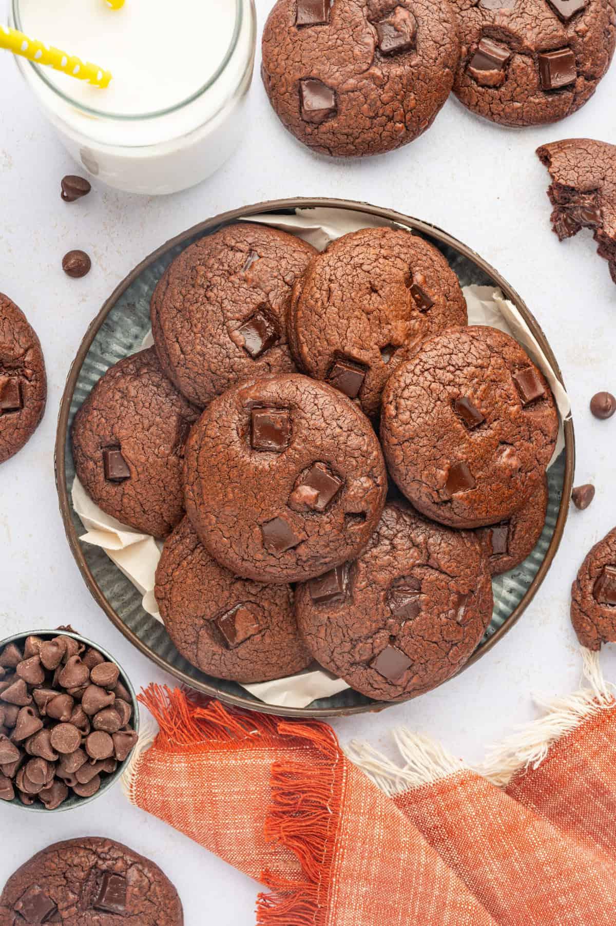 **Biscotti Doppio Cioccolato** 2 Pila di biscotti al doppio cioccolato su un piatto, vista dall'alto