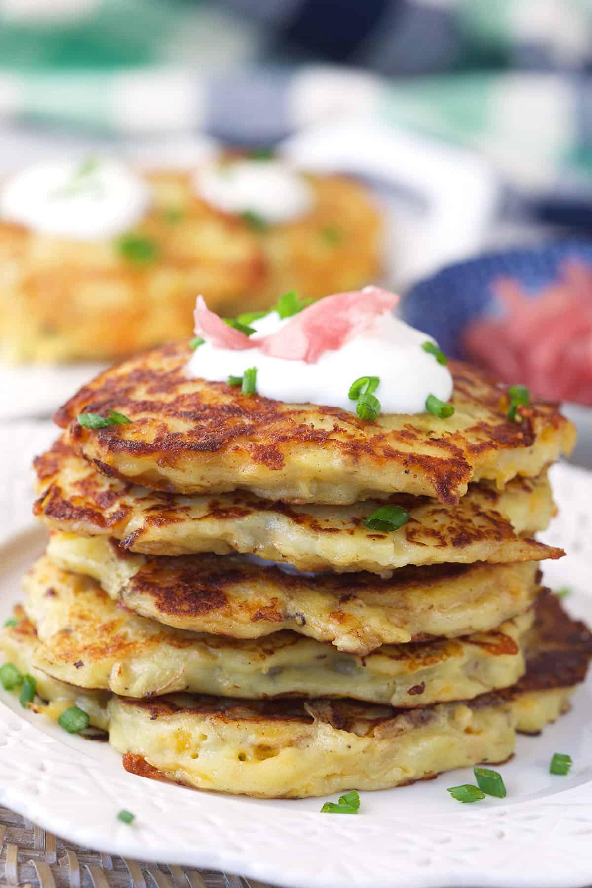 Boxty Irlandese 2 Una pila di pancake di patate irlandesi su un piatto.