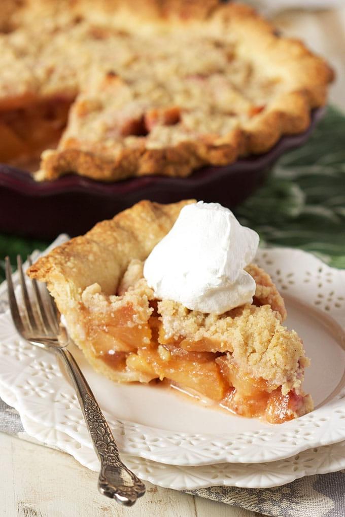 Una ricetta super facile per Crostata di Prugne con Streusel, un dolce con prugne succose e un crumble croccante in una base di pasta frolla burrosa. Perfetto da TheSuburbanSoapbox.com.