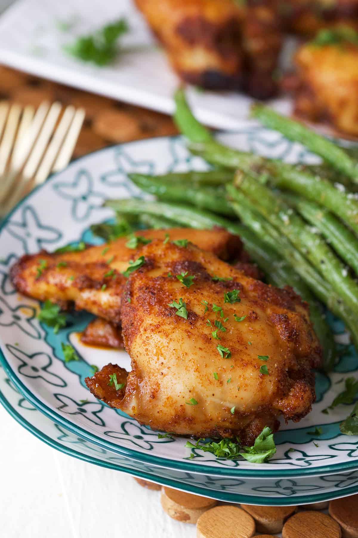 Cosce di Pollo Disossate Dolci e Piccanti 2 Cosce di pollo agrodolci piccanti senza osso su piatto con fagiolini