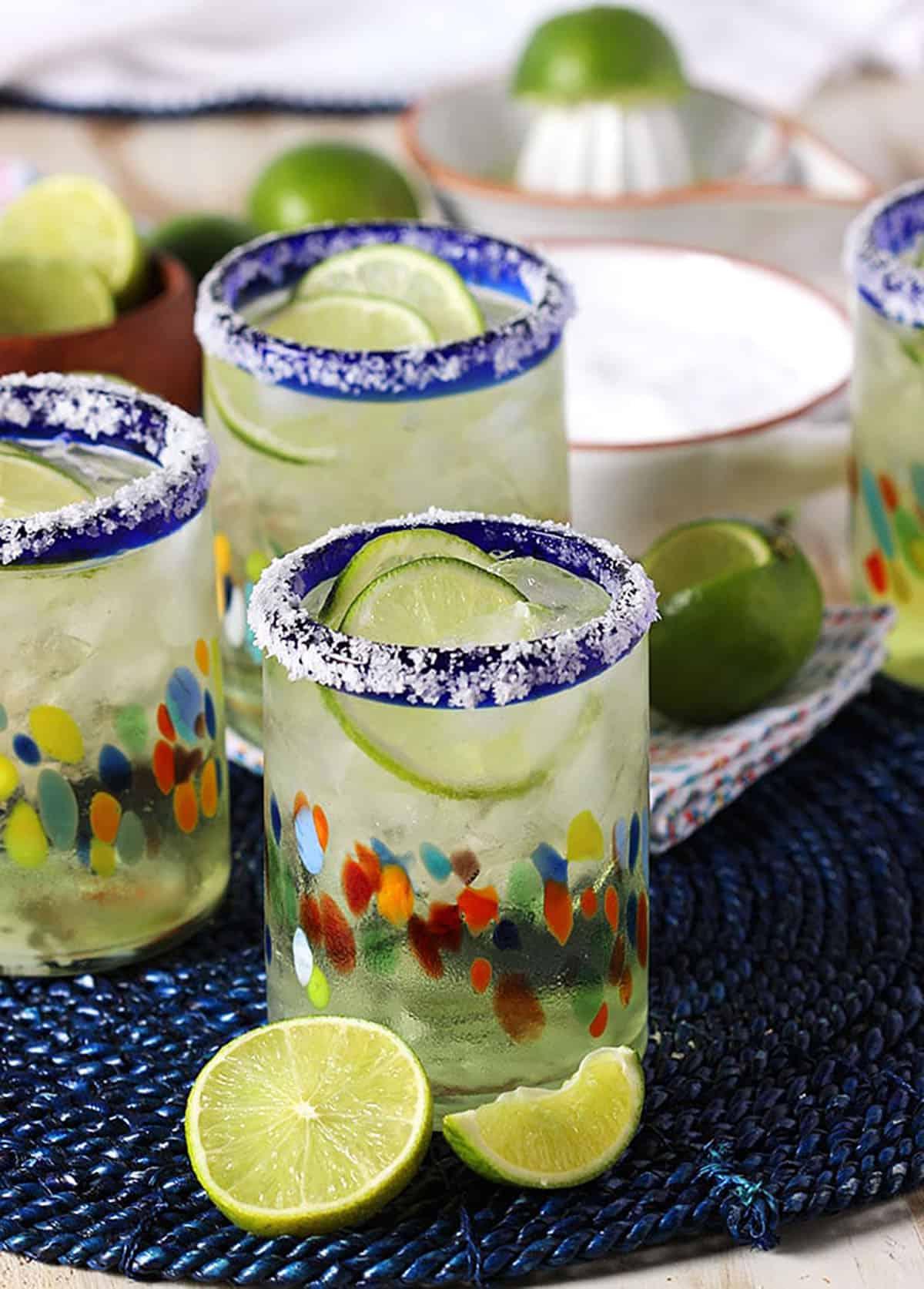 Margarita Classico 2 Margarita in un bicchiere festivo con una fetta di lime sul bordo.