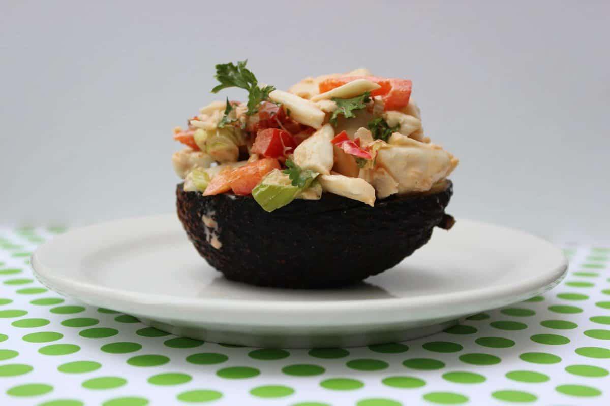Insalata di Granchio e Avocado Piccante in Metà di Avocado