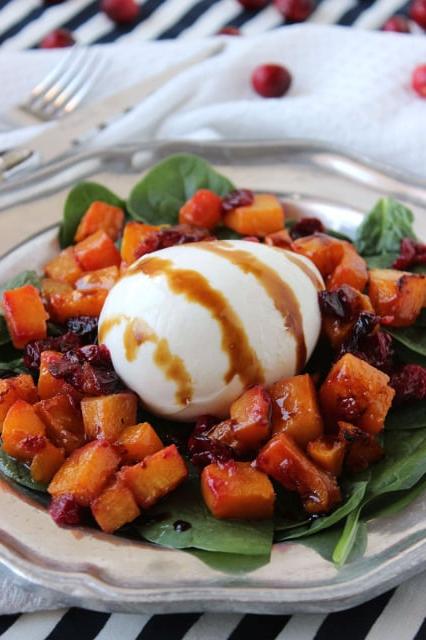 Insalata di Zucca Butternut, Mirtilli Rossi e Burrata - Ricetta Invernale