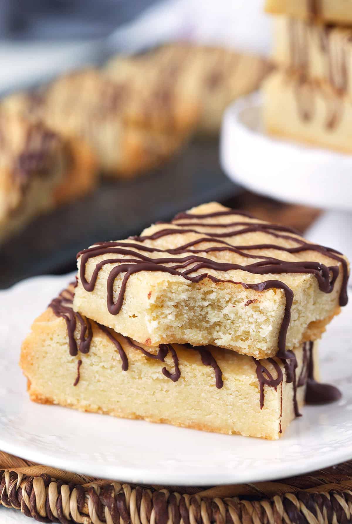 Biscotti Shortbread 2 Un biscotto shortbread di cui è stato morso un pezzo.
