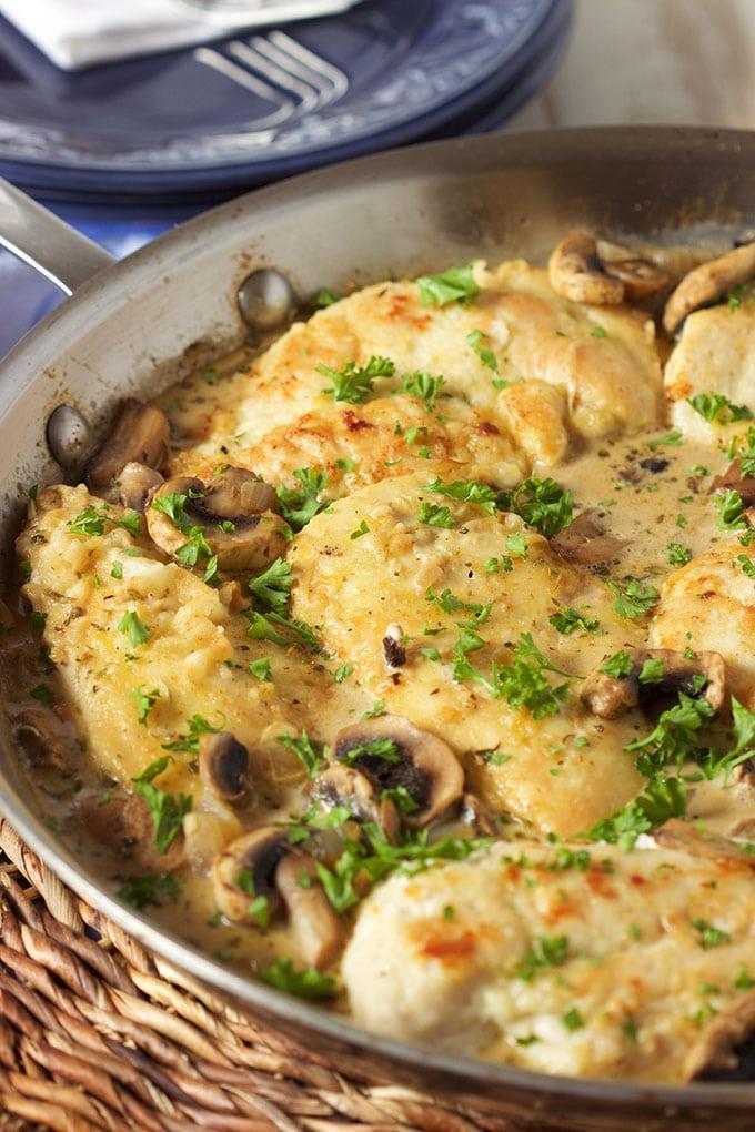 Le migliori ricette di petto di pollo al forno 12 Ricetta Super facile di Petto di Pollo al Marsala in Padella è la cena infrasettimanale dei tuoi sogni. Mai più take-out! | TheSuburbanSoapbox.com