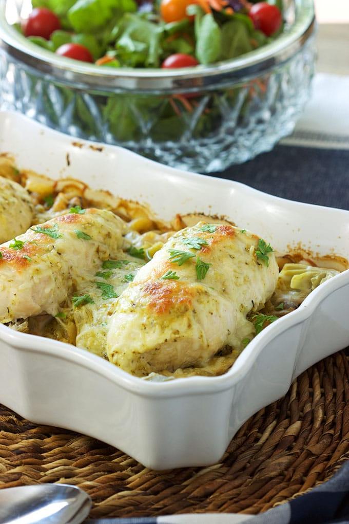 Le migliori ricette di petto di pollo al forno 13 Petto di pollo alle erbe aromatiche e aglio super facile One Pot con pasta è fatto con petti di pollo congelati. Ricetta infrasettimanale super veloce da TheSuburbanSoapbox.com