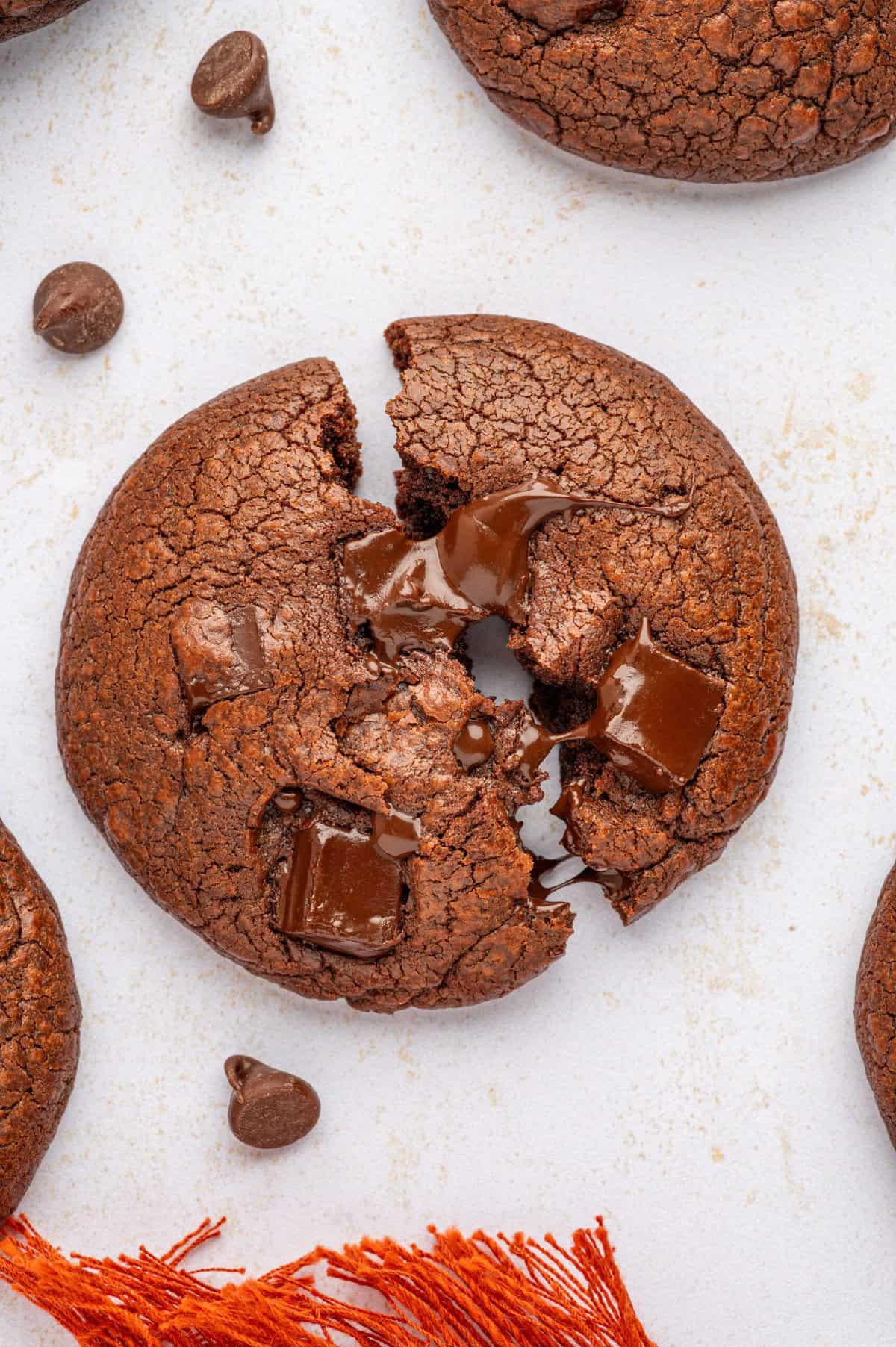 **Biscotti Doppio Cioccolato** 13 Biscotto al doppio cioccolato spezzato a metà per mostrare i pezzi di cioccolato fuso