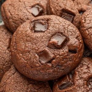 **Biscotti Doppio Cioccolato** 14 Primo piano di biscotti al doppio cioccolato gommosi
