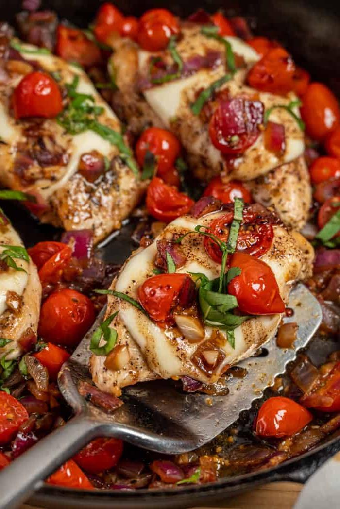 Le migliori ricette di petto di pollo al forno 15 Un pezzo di pollo viene sollevato dalla padella con una spatola.