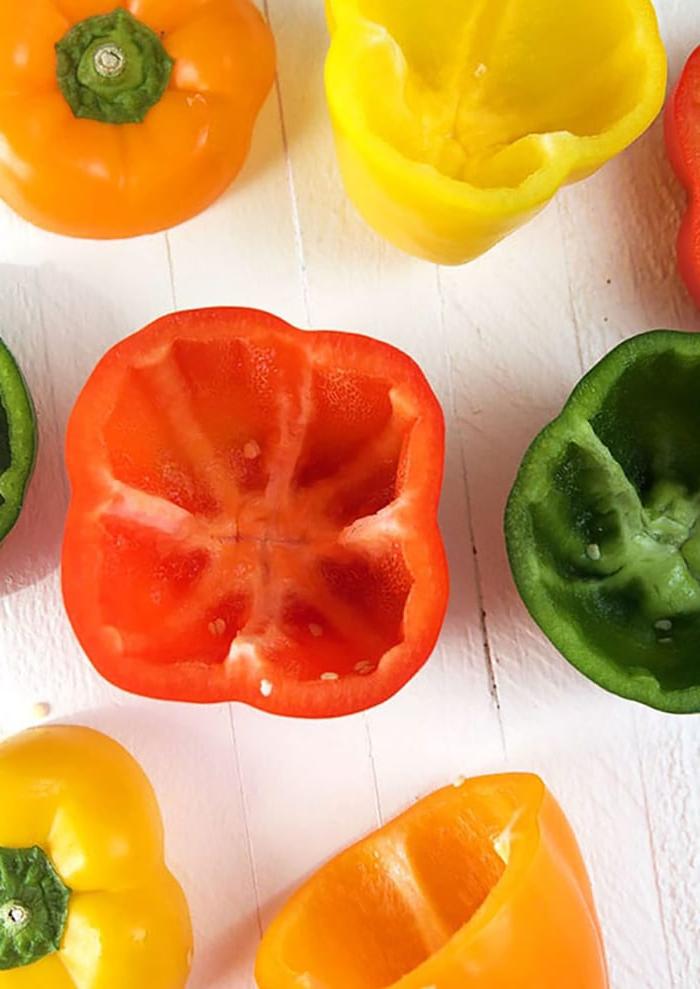 Ricetta Peperoni Ripieni Instant Pot 3 Peperoni con la parte superiore tagliata e privati dei semi