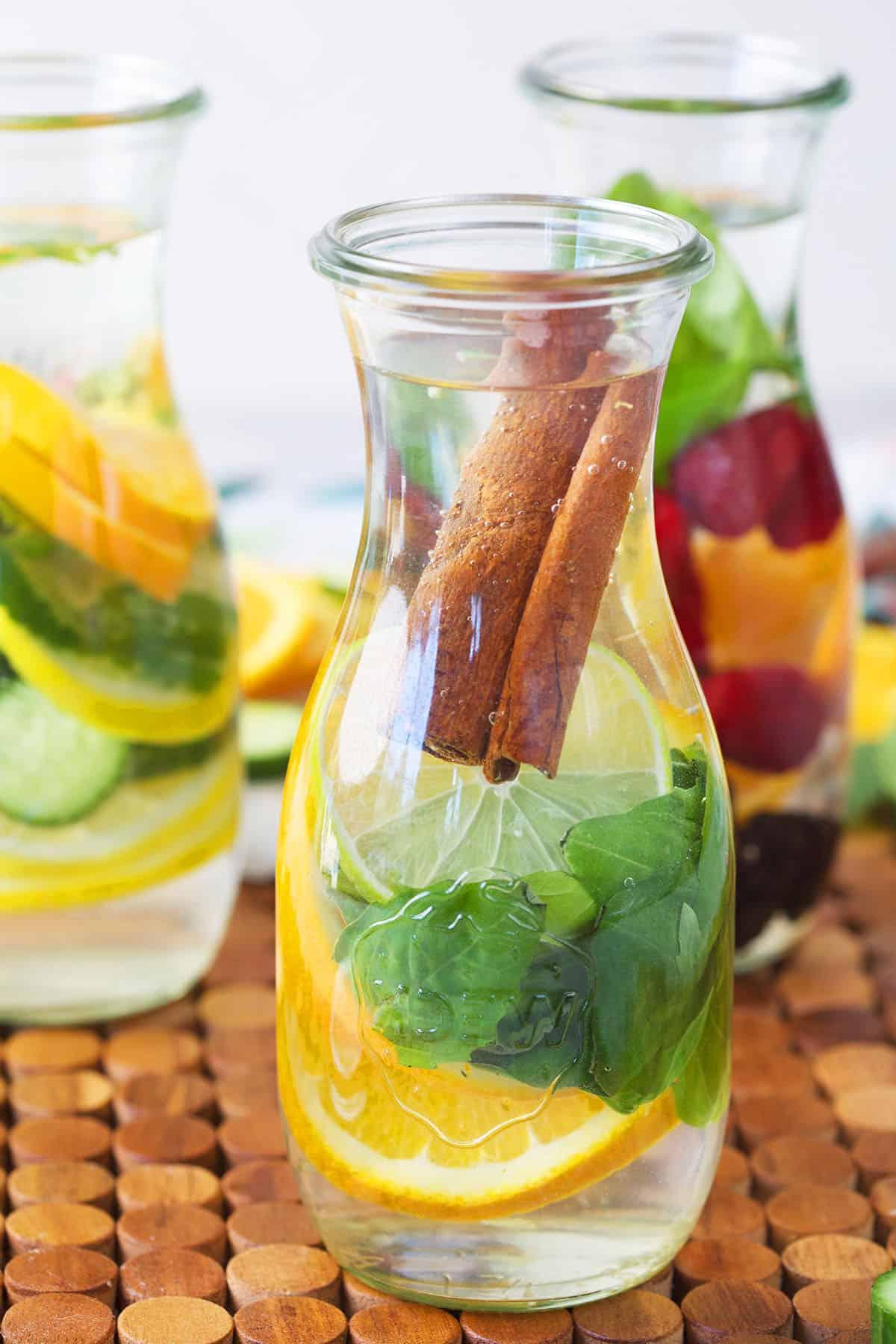 Acqua Infusa di Frutta 3 Acqua aromatizzata con bastoncini di cannella, agrumi e menta.