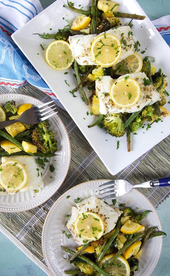 Merluzzo al Forno al Limone e Verdure 3 Scatto dall'alto di merluzzo al forno al limone su un piatto bianco e due piatti con merluzzo al forno al limone e verdure su piatti bianchi.