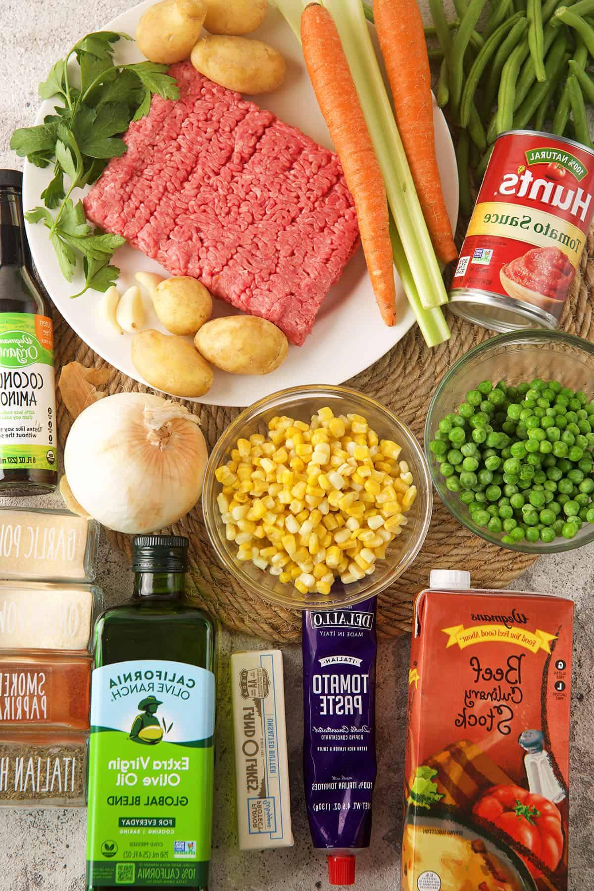 La migliore ricetta di zuppa di hamburger 3 Vista dall'alto degli ingredienti per la zuppa di hamburger