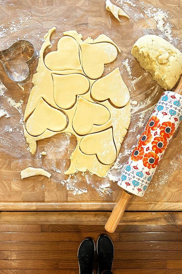 Ricetta dei Biscotti di Zucchero di San Valentino 3 Foto dall'alto di biscotti a forma di cuore tagliati dall'impasto.