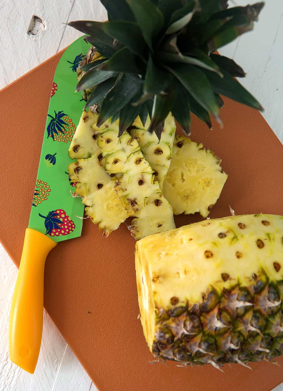 Come Tagliare un Ananas 3 La buccia viene rimossa da un ananas.