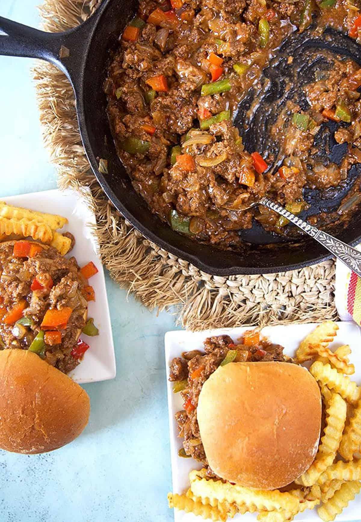 Sloppy Joe al Philly Cheesesteak 3 Vista dall'alto di Sloppy Joe Philly Cheesesteak su un piatto