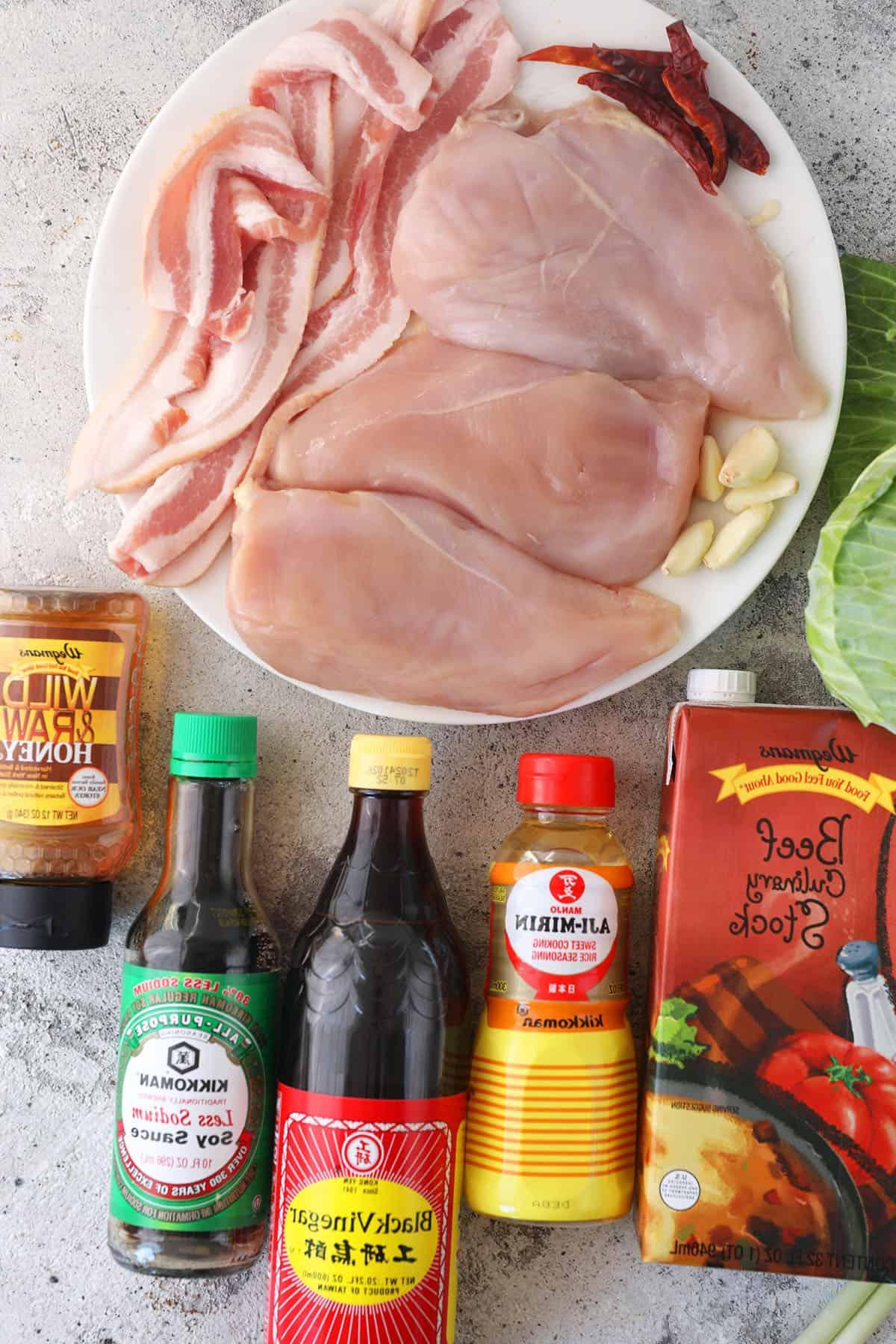 **Saltato Facile di Cavolo Cinese e Pollo** 3 Panoramica degli ingredienti freschi per il salto in padella di cavolo cinese con pollo, pronti per la preparazione