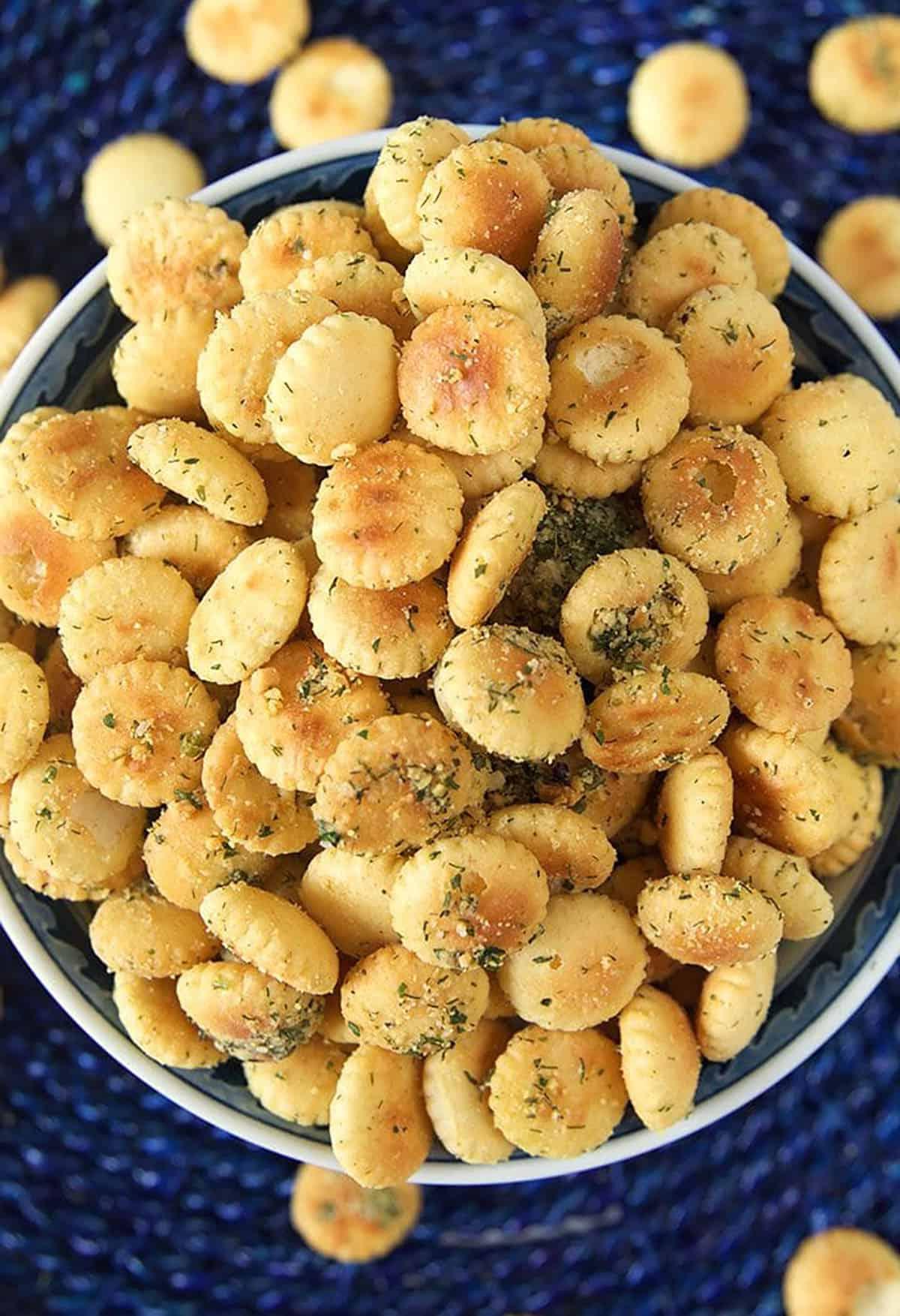 **Facile Crackers Gusto Ranch** 3 Vista dall'alto di crostini oyster al gusto ranch su uno sfondo blu.