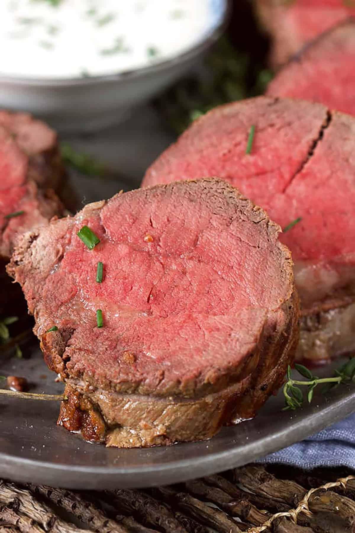 Arrosto Semplice di Filetto di Manzo 3 Filetto di manzo affettato con erba cipollina tritata sopra.