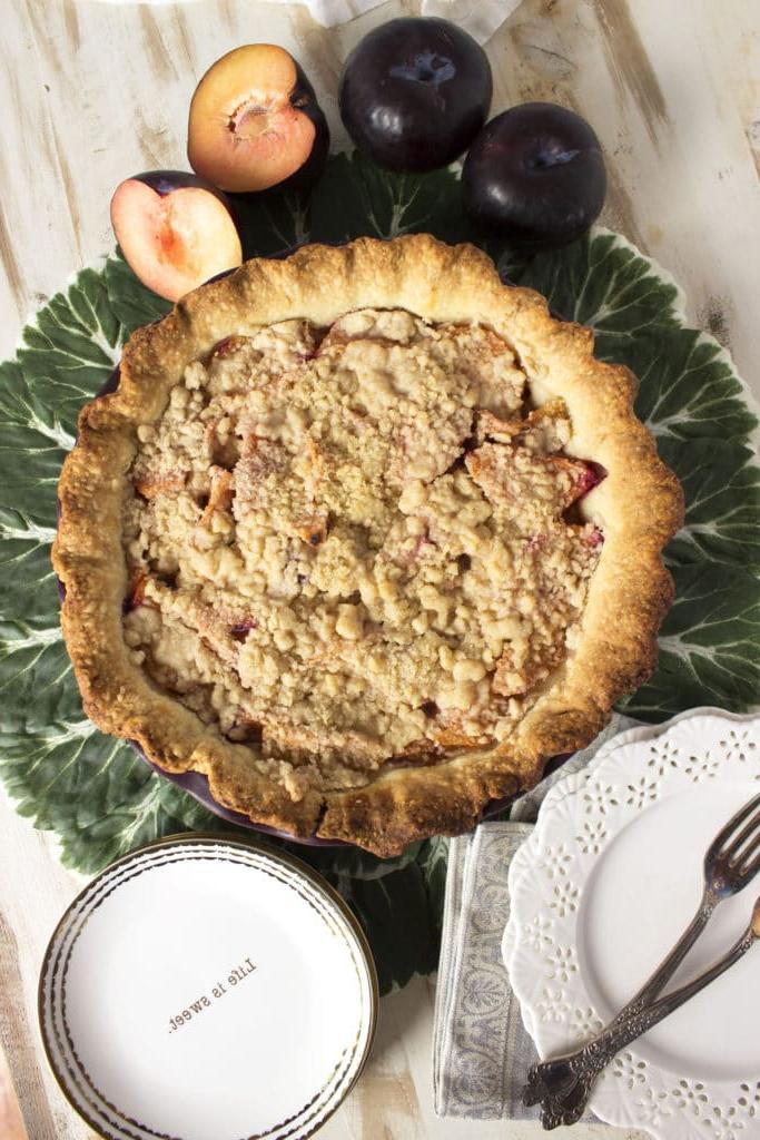 Questa ricetta di Crostata di Prugne con Streusel è facilissima da preparare e ricorda un crumble di prugne dolci in una base di pasta frolla burrosa. La perfezione da TheSuburbanSoapbox.com.