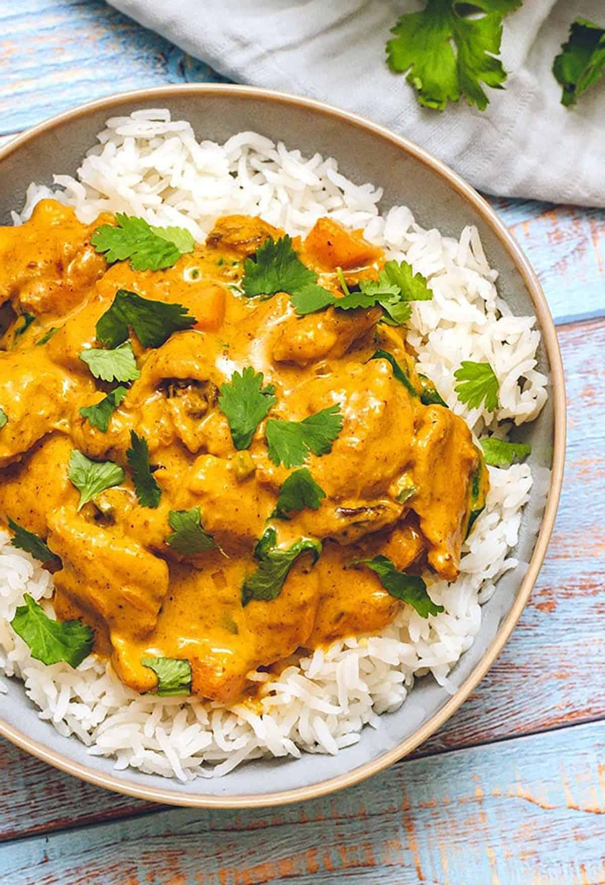 Pollo al Burro Semplice in Slow Cooker 3 Ciotola di Pollo al Burro con riso bianco e coriandolo.