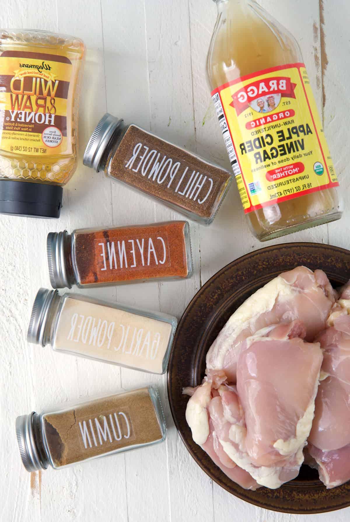 Cosce di Pollo Disossate Dolci e Piccanti 3 Vista dall'alto degli ingredienti per cosce di pollo agrodolci piccanti senza osso