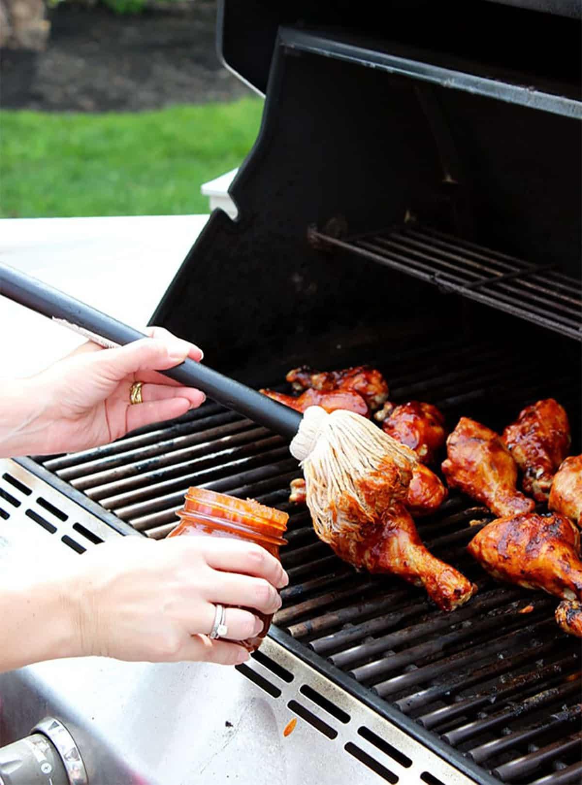 Cosce di Pollo al Barbecue 3 Cosce di pollo al BBQ sulla griglia.