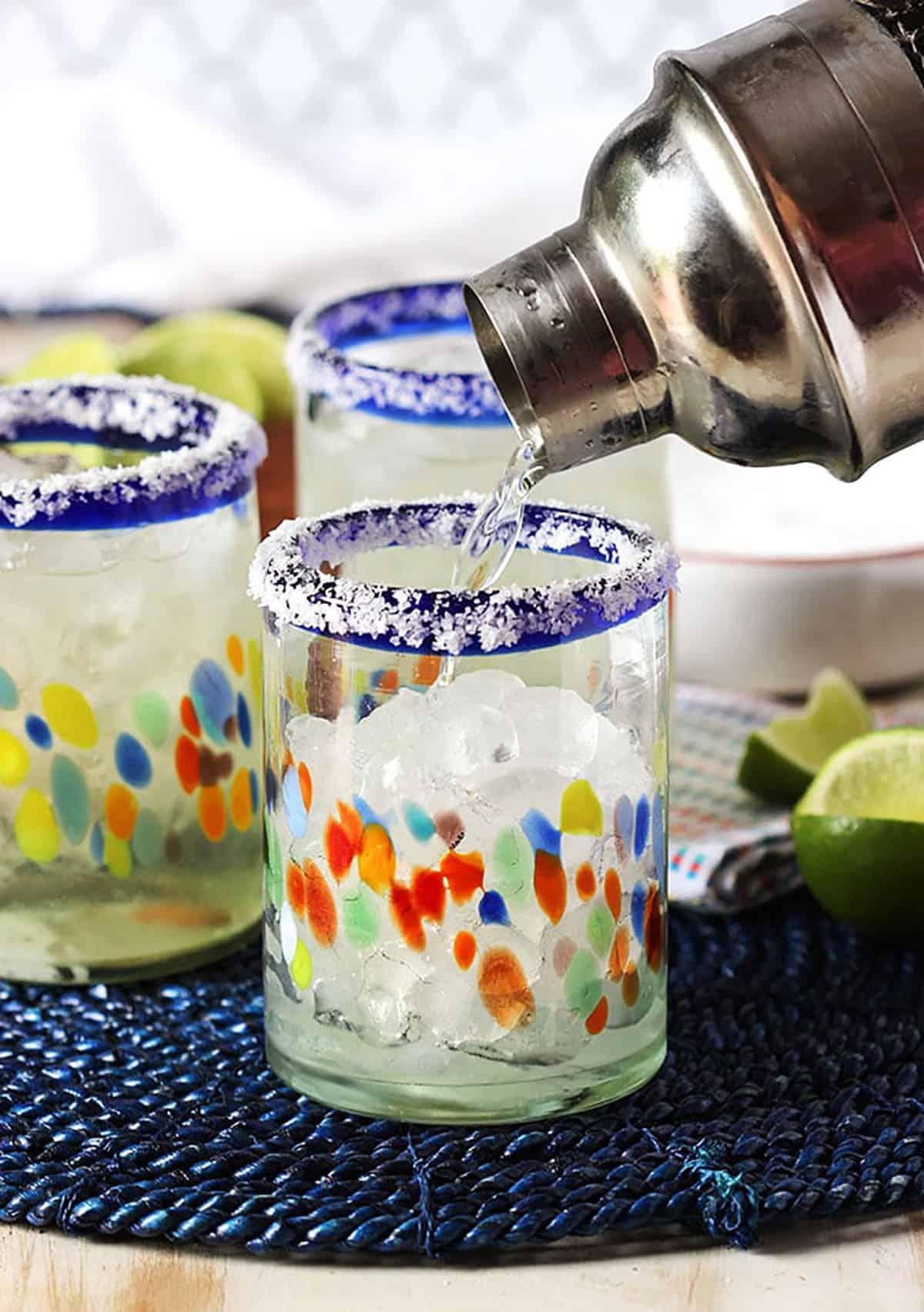 Margarita Classico 3 Shaker che versa Margarita in un bicchiere pieno di ghiaccio.
