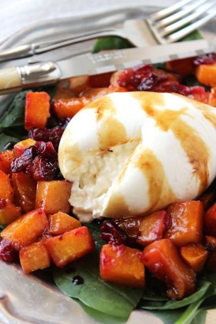 Insalata con Burrata, Zucca Arrosto e Mirtilli Rossi - Piatto Unico