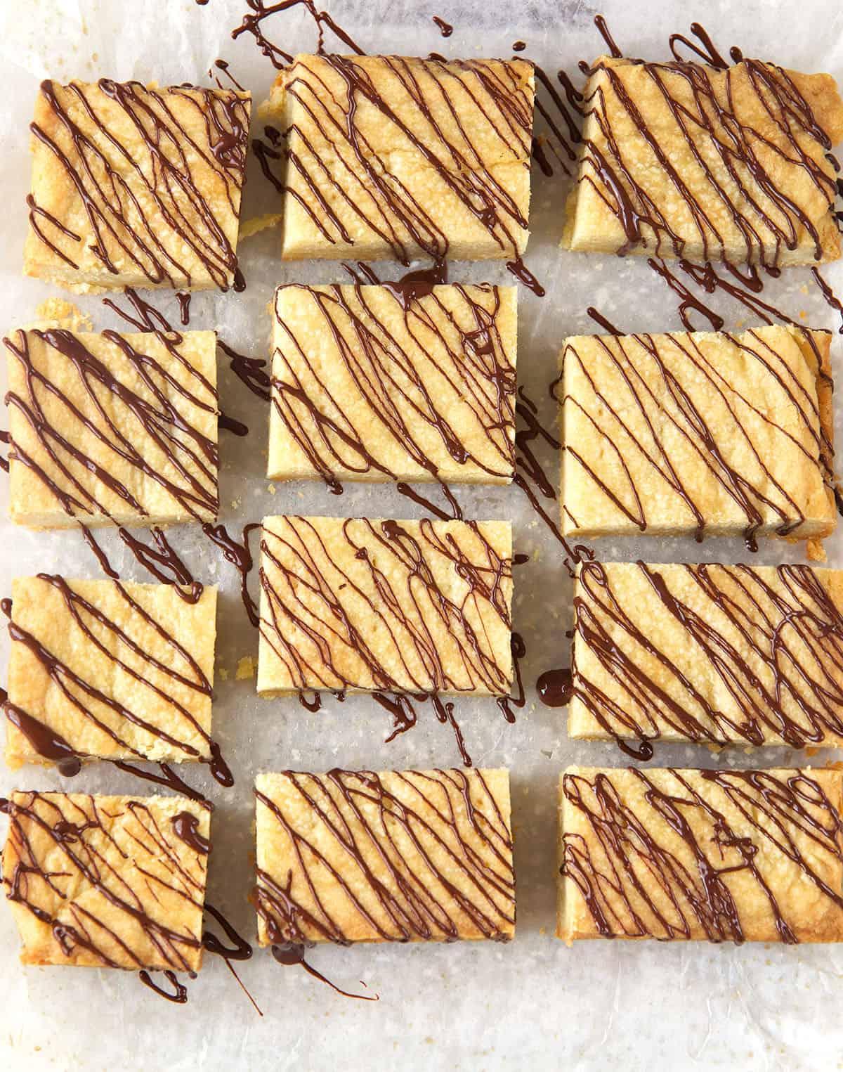 Biscotti Shortbread 3 Un lotto di biscotti shortbread è presentato su un foglio di carta forno.