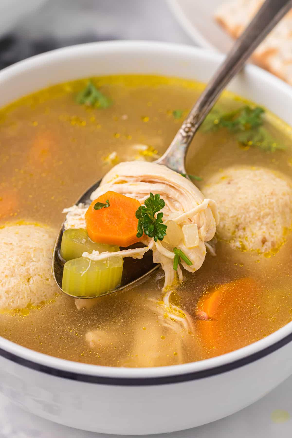 Zuppa Sostanziosa di Palle di Matzo 4 Un cucchiaio di zuppa viene sollevato dalla ciotola.