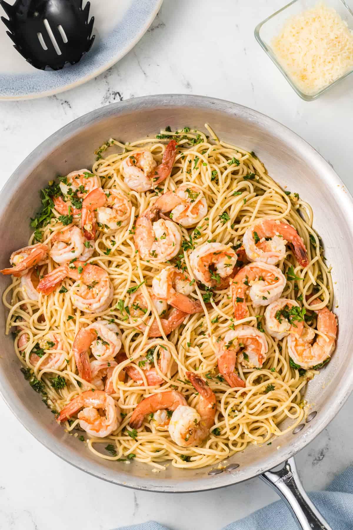 Gamberi Scampi 4 Gli scampi di gamberi vengono cotti in una grande padella.
