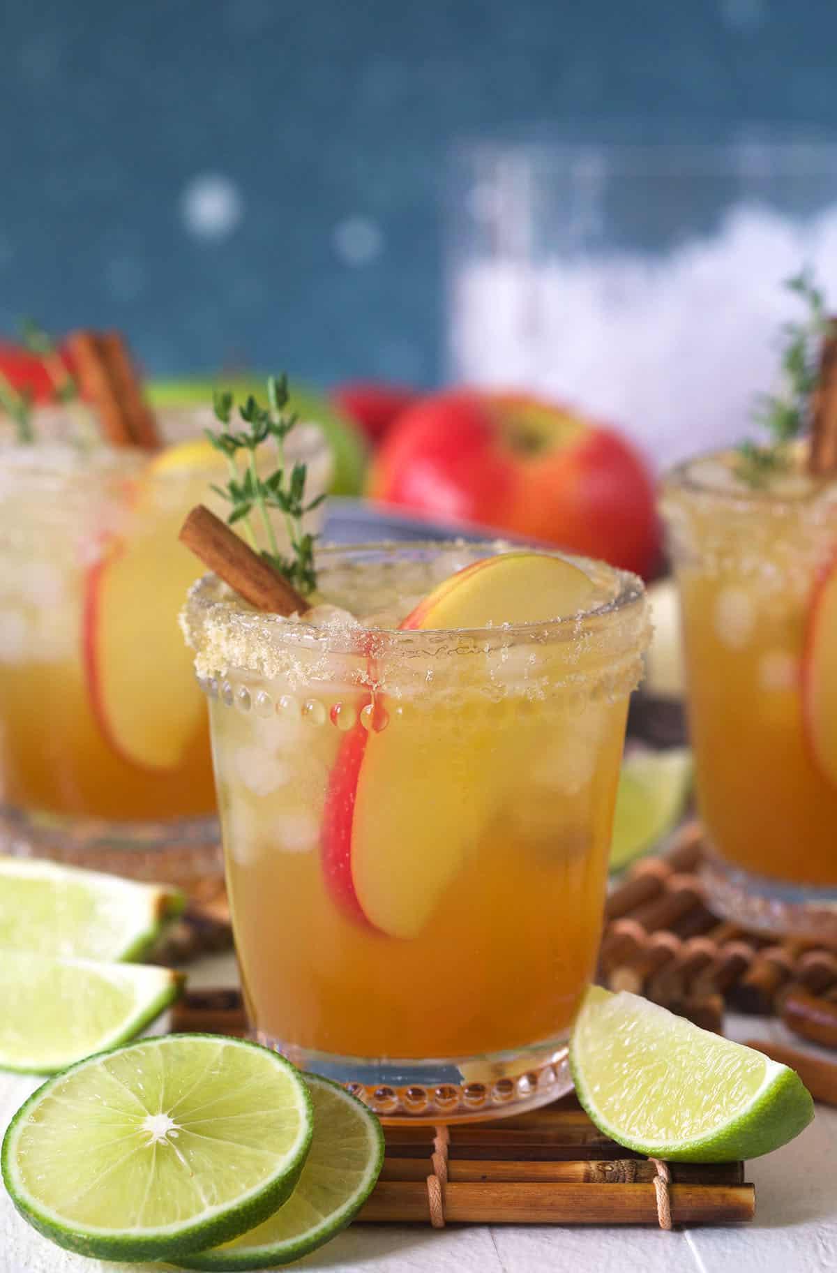 Margarita al Sidro di Mele 4 Fette di lime fresco sono posizionate accanto ai margarita.