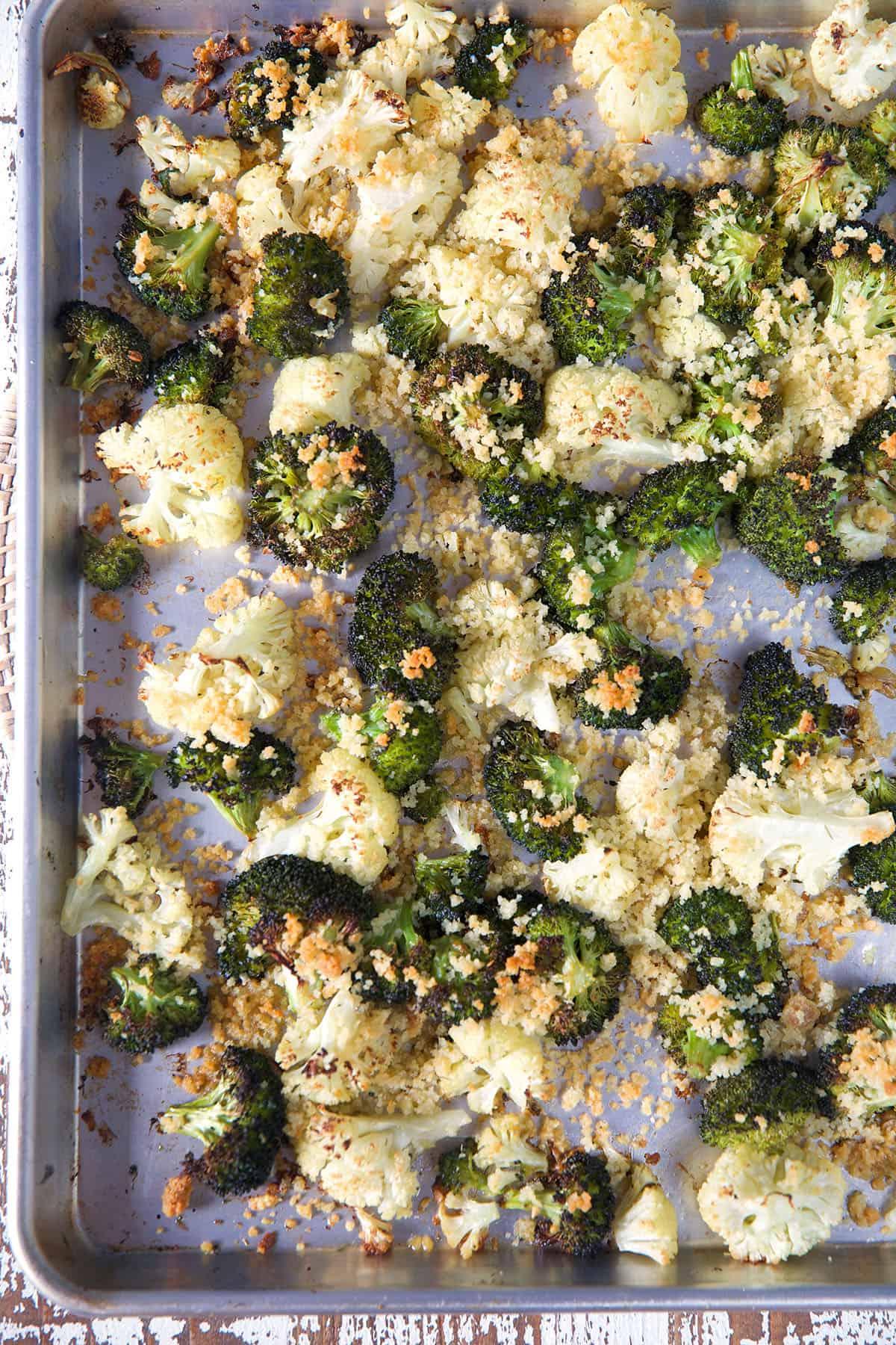 Facile Broccoli e Cavolfiore Arrostiti 4 Broccoli e cavolfiore arrostiti e croccanti sono distribuiti su una teglia da forno.