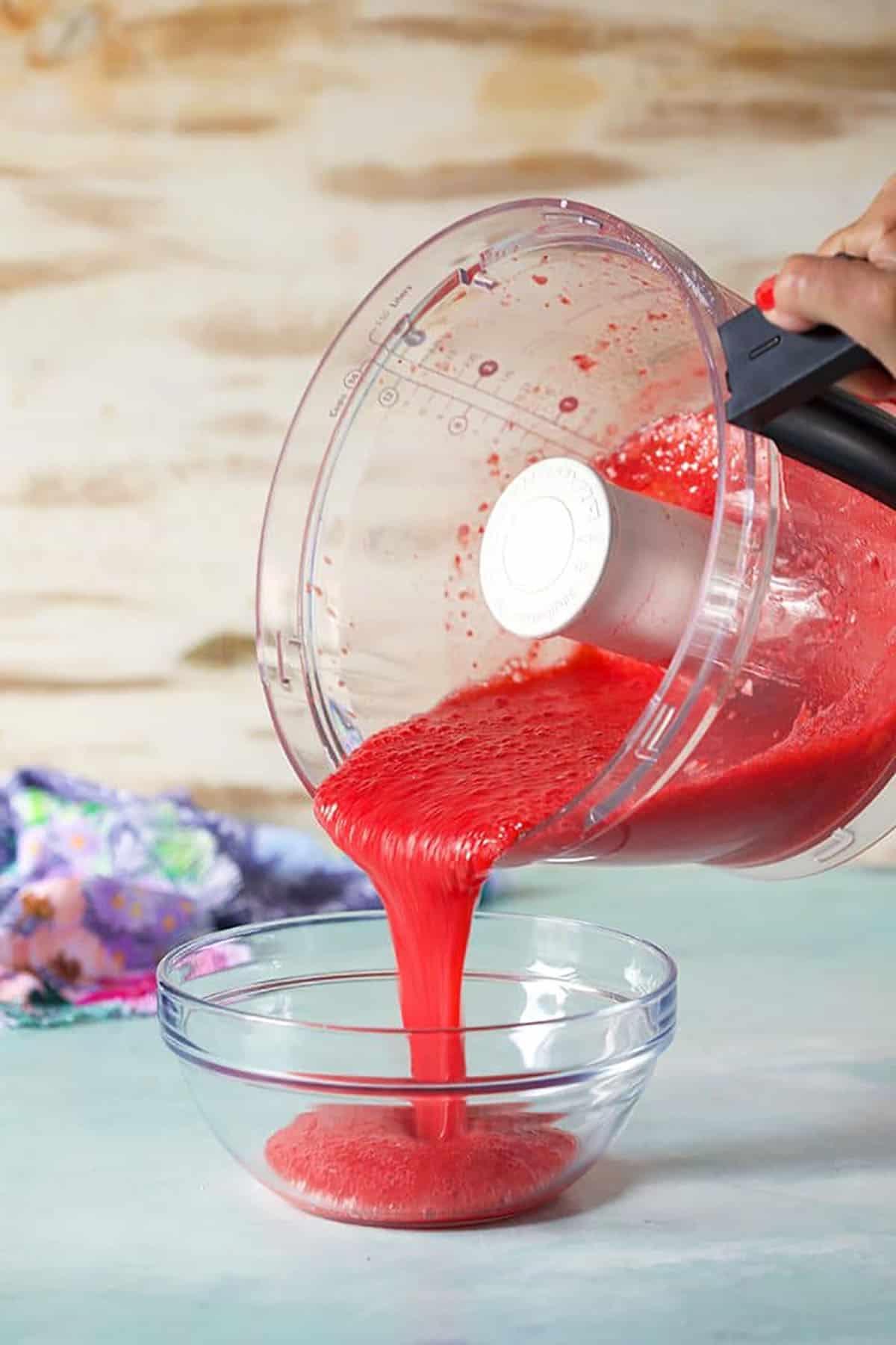 Limonata alle Fragole Fatta in Casa 4 Purea di fragole versata in una ciotola.
